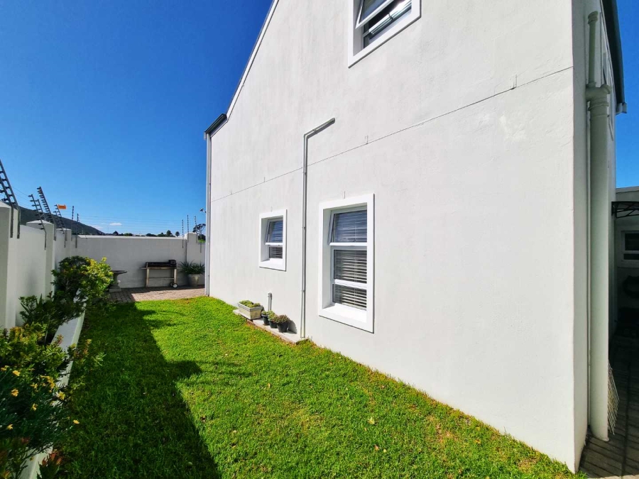3 Bedroom Property for Sale in Sandbaai Western Cape